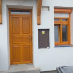 Drevené dvere a okno - rodinný dom